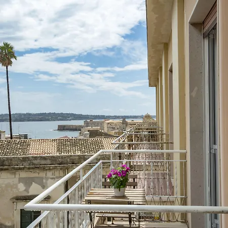 Alojamento de Acomodação e Pequeno-almoço Maison Ortigia 4*